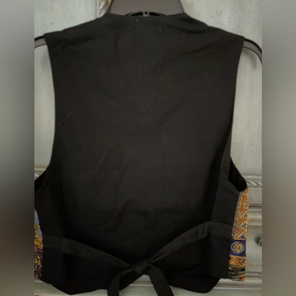 Vest with gold beading outlining fabric patterns (flowers, boxes, circles, etc) - Picture 5 of 7